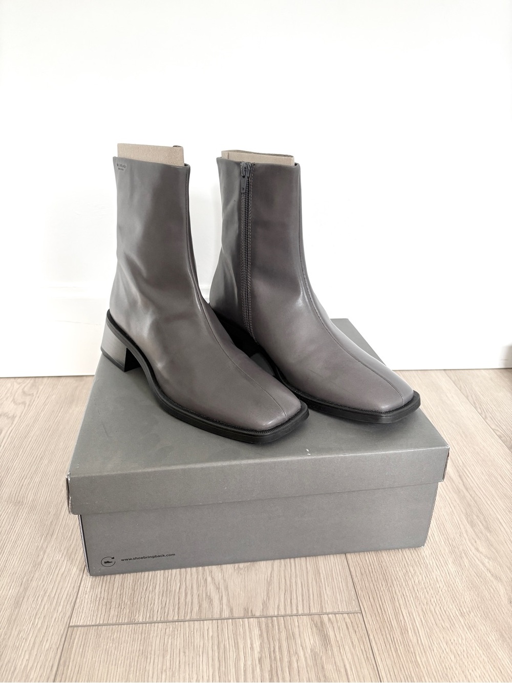 NWT Vagabond Gray Leather Ankle Zip Boots